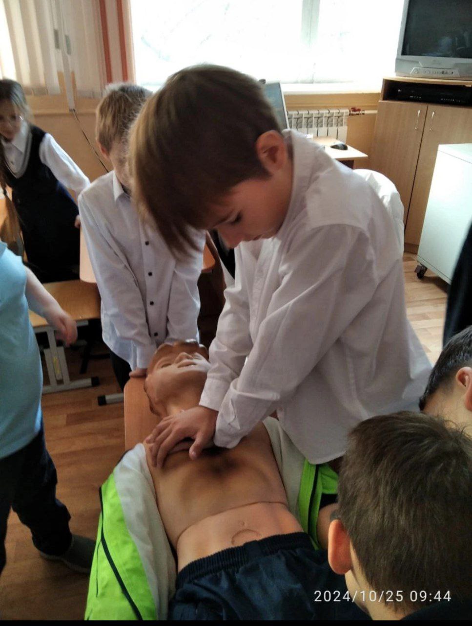 наставник помогает своим подопечным 1